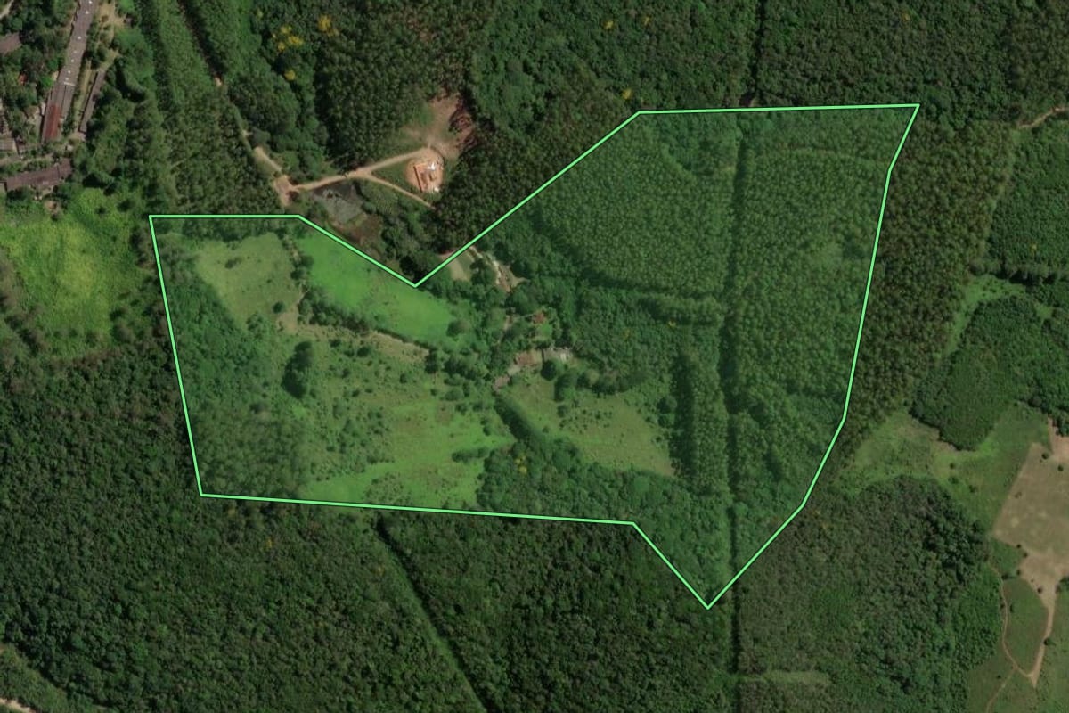 Imagem de satélite do imóvel rural em Piedade (SP), com o contorno declarado no CAR desenhado por cima.