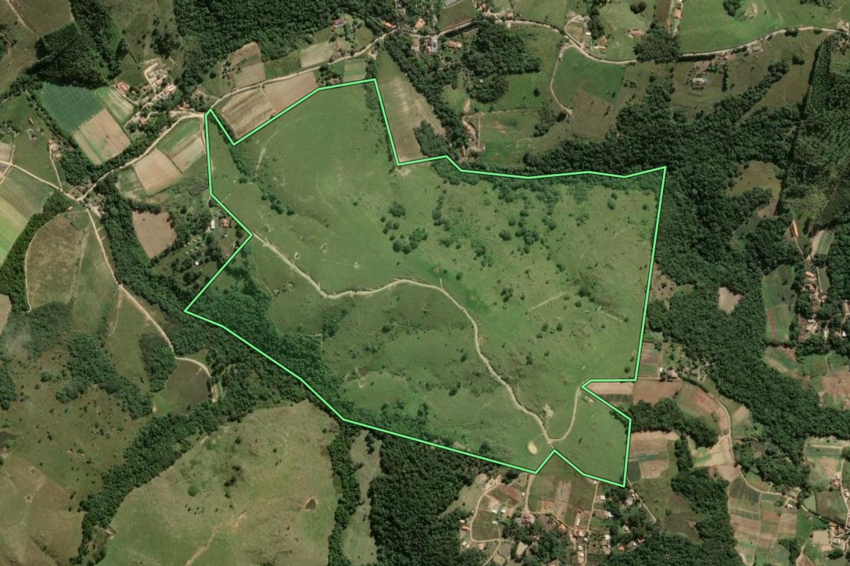 Imagem de satélite do imóvel rural em Piedade (SP), com o contorno declarado no CAR desenhado por cima.