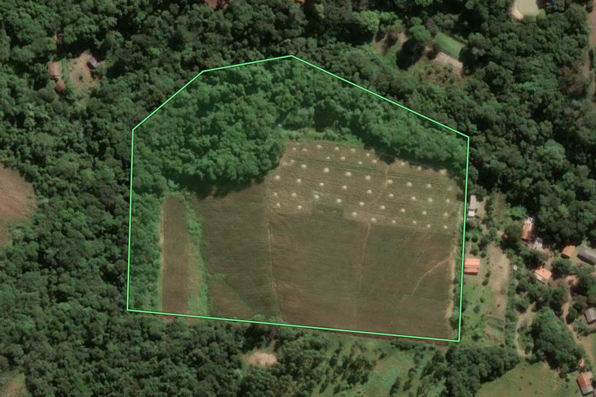 Imagem de satélite do imóvel rural em Piedade (SP), com o contorno declarado no CAR desenhado por cima.