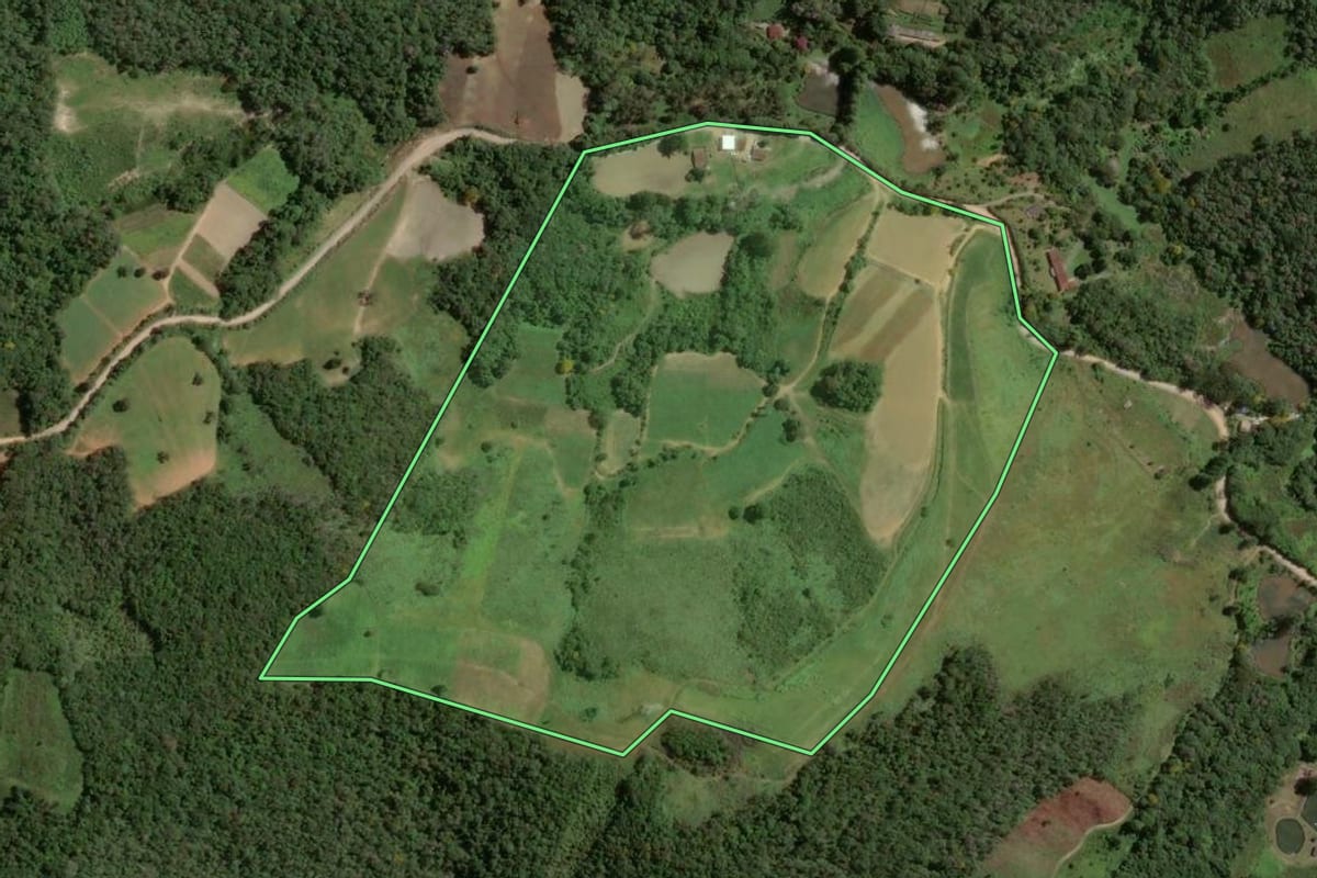 Imagem de satélite do imóvel rural em Piedade (SP), com o contorno declarado no CAR desenhado por cima.