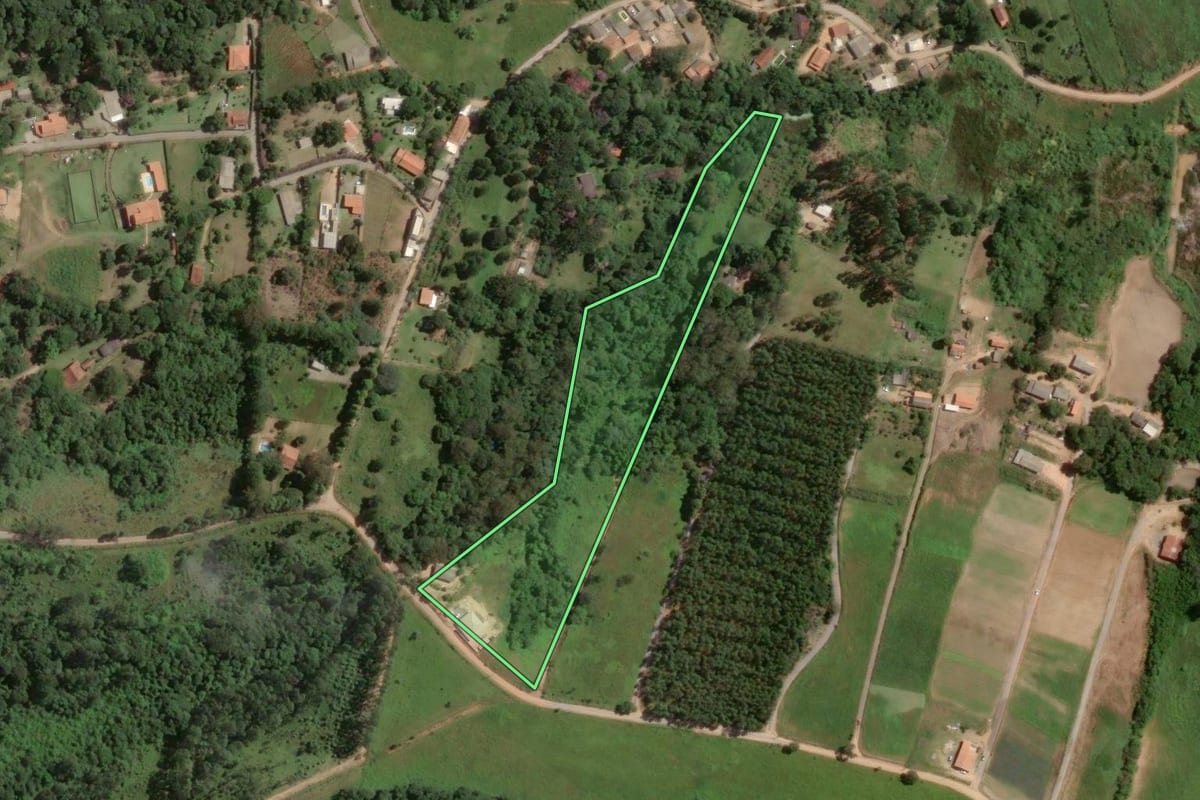 Imagem de satélite do imóvel rural em Piedade (SP), com o contorno declarado no CAR desenhado por cima.