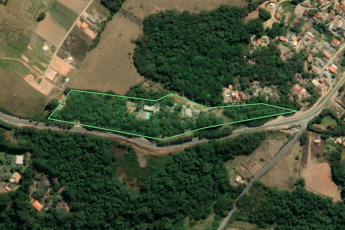 Imagem de satélite do imóvel rural em Piedade (SP), com o contorno declarado no CAR desenhado por cima.