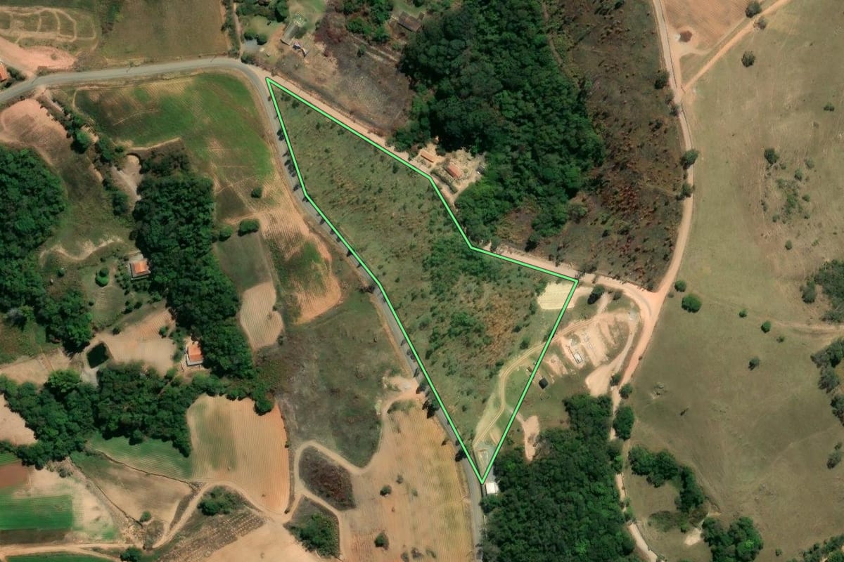 Imagem de satélite do imóvel rural em Piedade (SP), com o contorno declarado no CAR desenhado por cima.