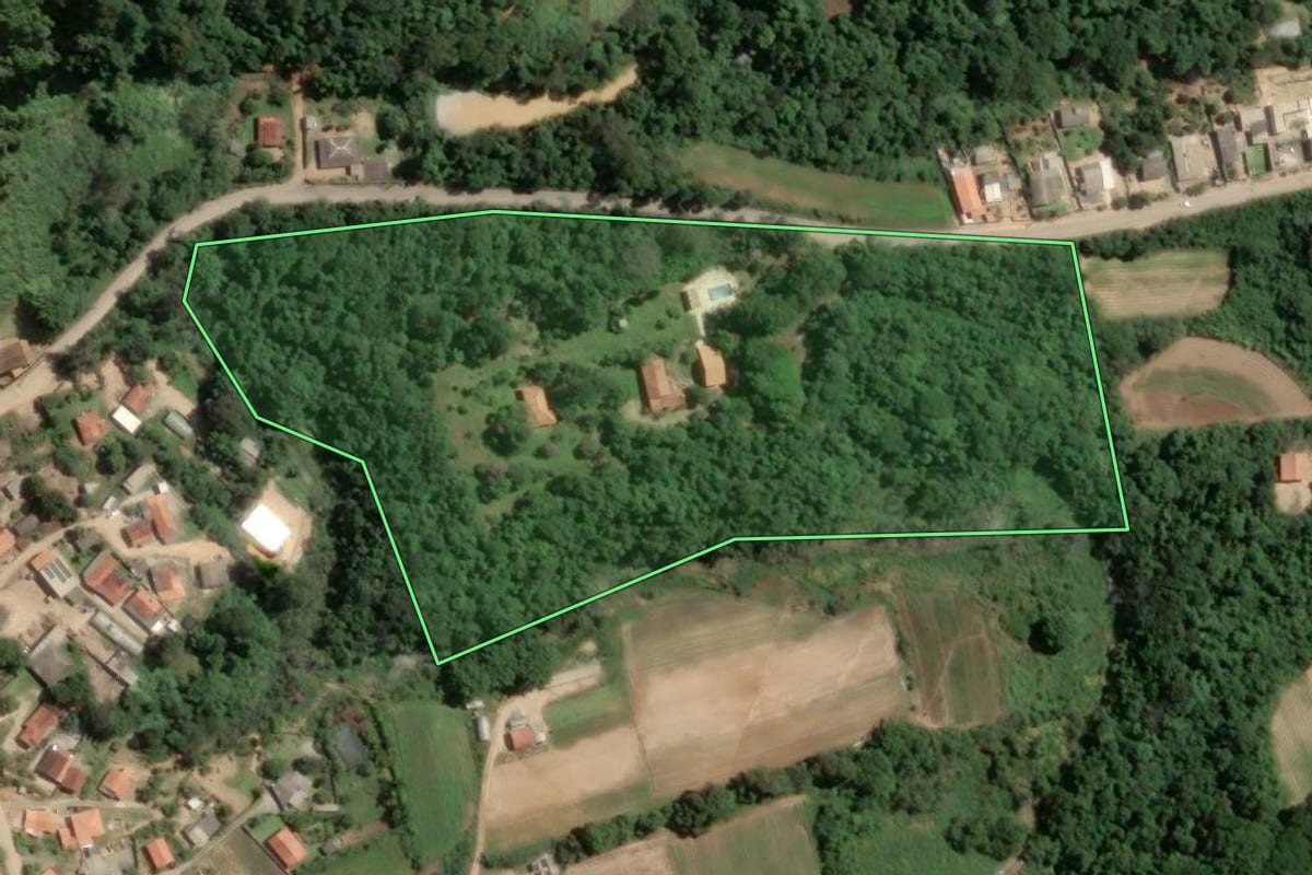 Imagem de satélite do imóvel rural em Piedade (SP), com o contorno declarado no CAR desenhado por cima.