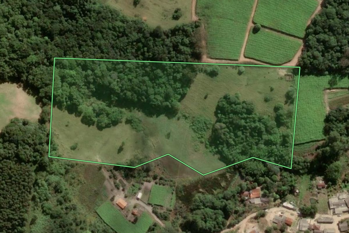 Imagem de satélite do imóvel rural em Piedade (SP), com o contorno declarado no CAR desenhado por cima.