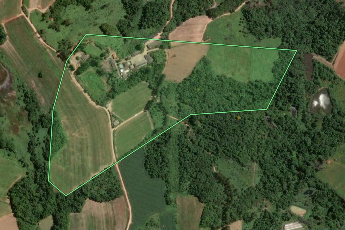 Imagem de satélite do imóvel rural em Piedade (SP), com o contorno declarado no CAR desenhado por cima.