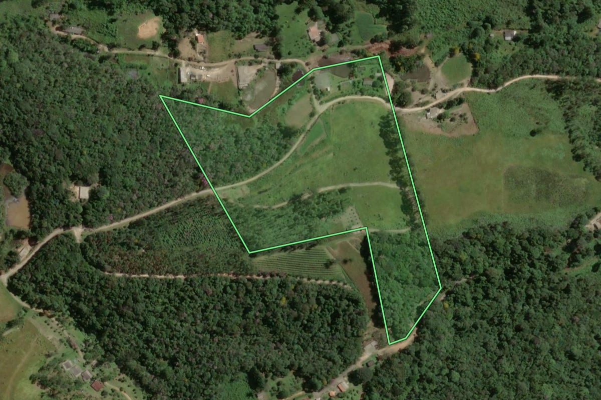 Imagem de satélite do imóvel rural em Piedade (SP), com o contorno declarado no CAR desenhado por cima.
