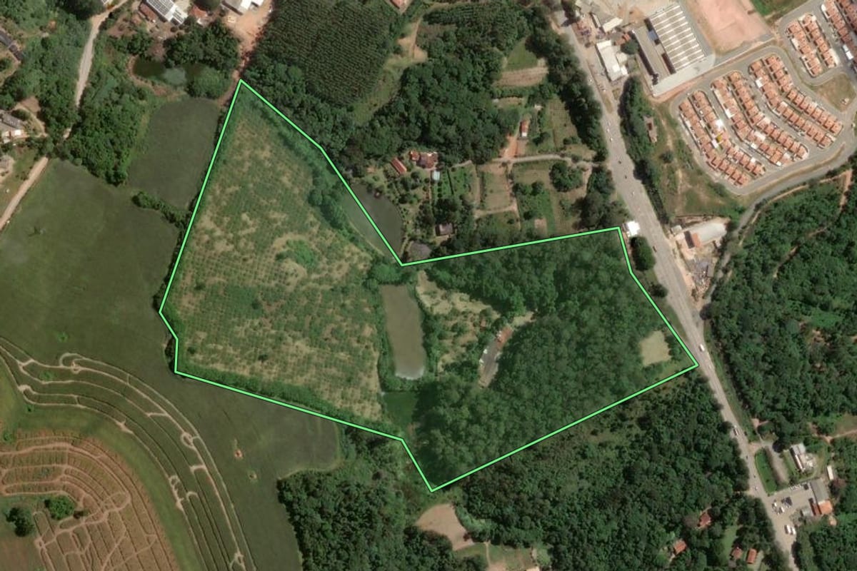 Imagem de satélite do imóvel rural em Piedade (SP), com o contorno declarado no CAR desenhado por cima.