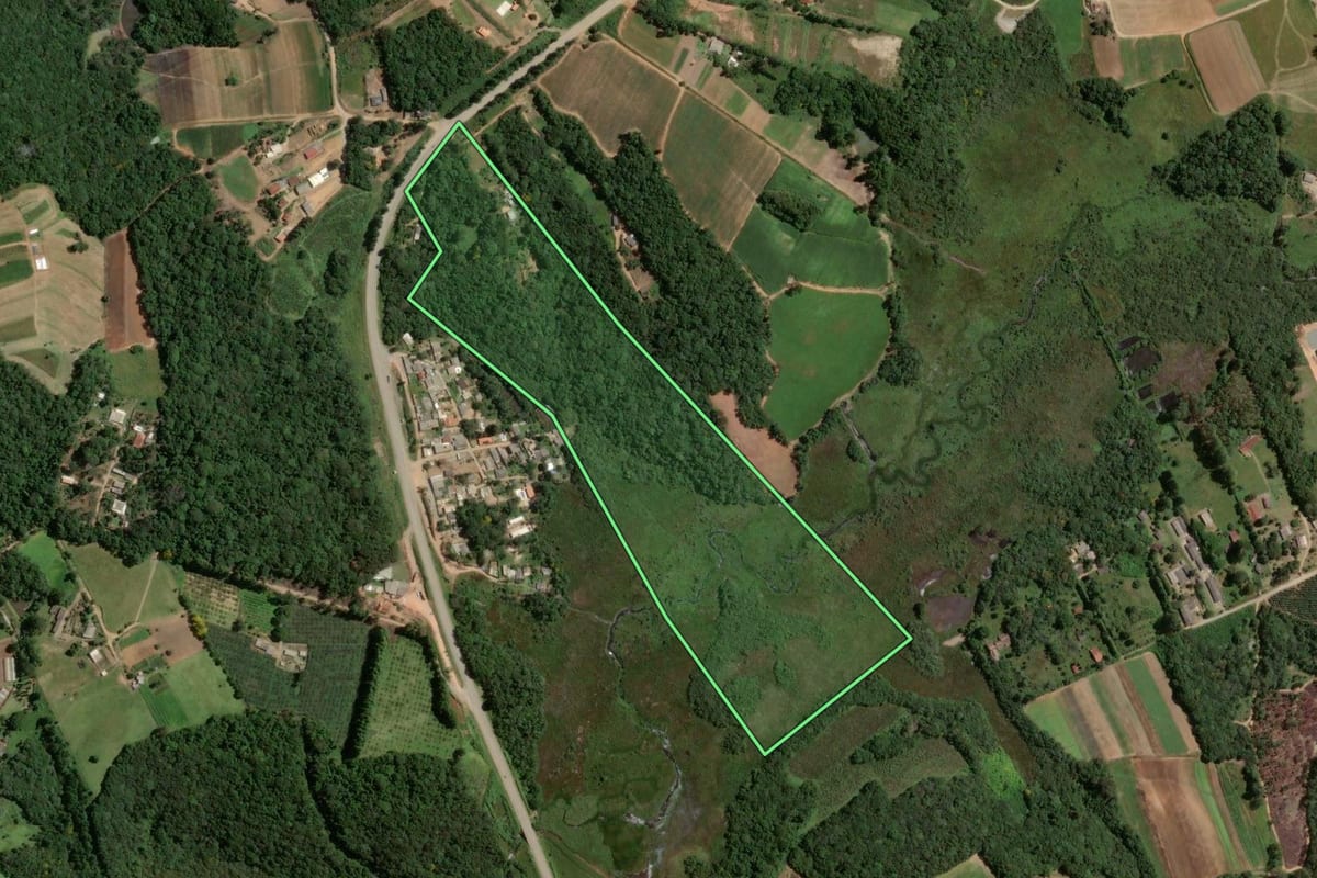 Imagem de satélite do imóvel rural em Piedade (SP), com o contorno declarado no CAR desenhado por cima.