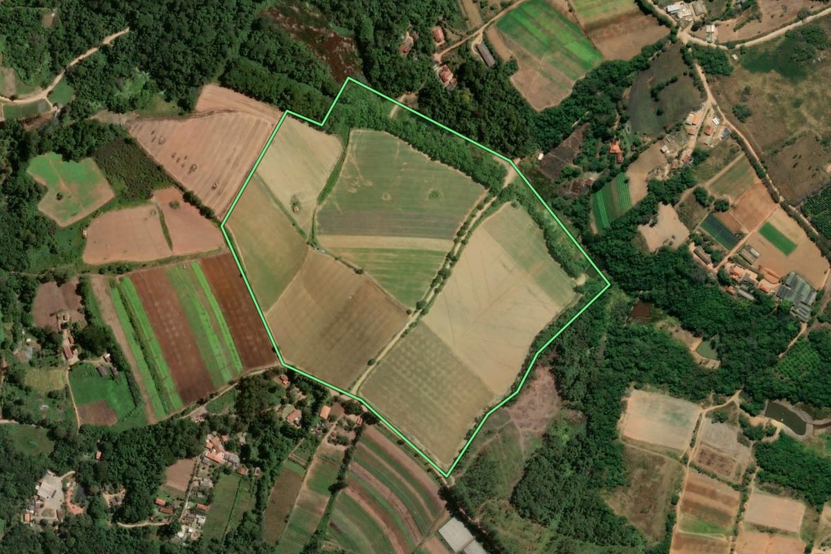 Imagem de satélite do imóvel rural em Piedade (SP), com o contorno declarado no CAR desenhado por cima.