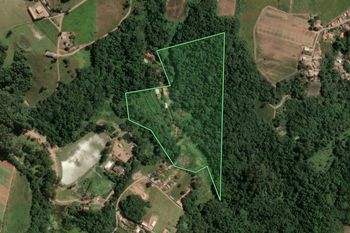Imagem de satélite do imóvel rural em Piedade (SP), com o contorno declarado no CAR desenhado por cima.