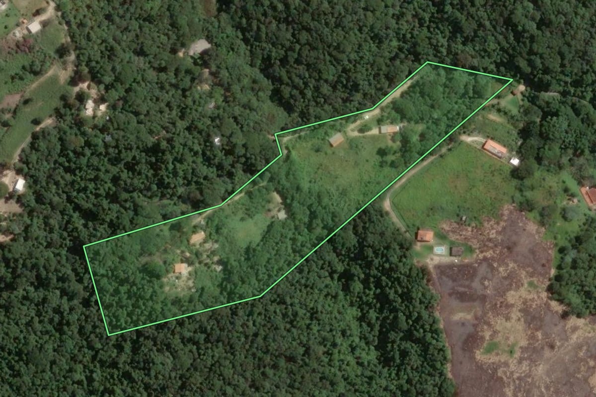 Imagem de satélite do imóvel rural em Piedade (SP), com o contorno declarado no CAR desenhado por cima.