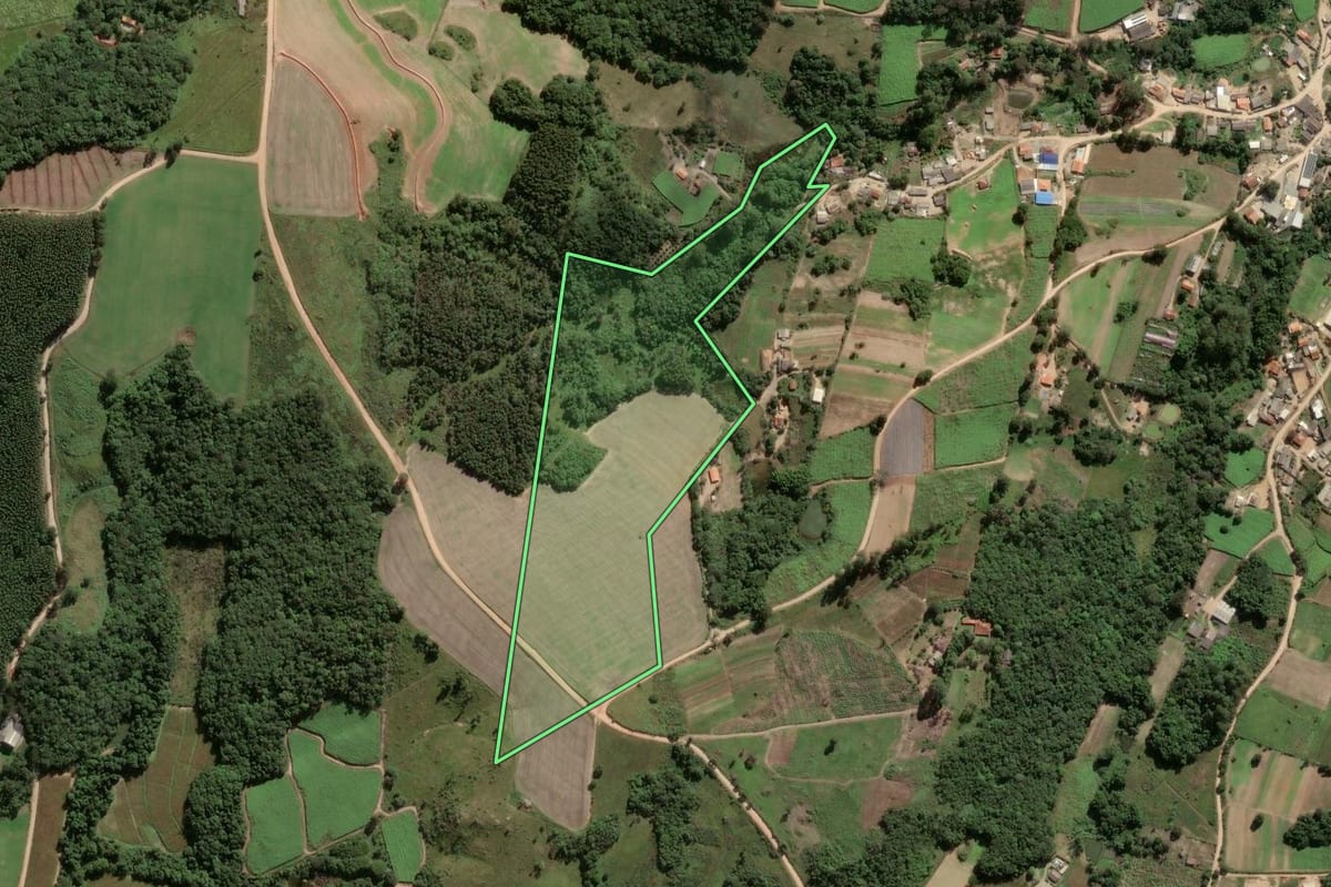 Imagem de satélite do imóvel rural em Piedade (SP), com o contorno declarado no CAR desenhado por cima.