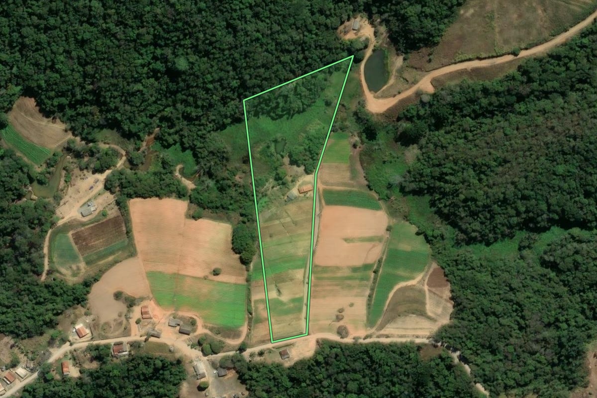 Imagem de satélite do imóvel rural em Piedade (SP), com o contorno declarado no CAR desenhado por cima.