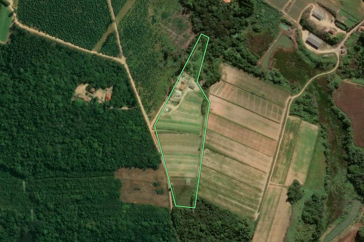 Imagem de satélite do imóvel rural em Piedade (SP), com o contorno declarado no CAR desenhado por cima.