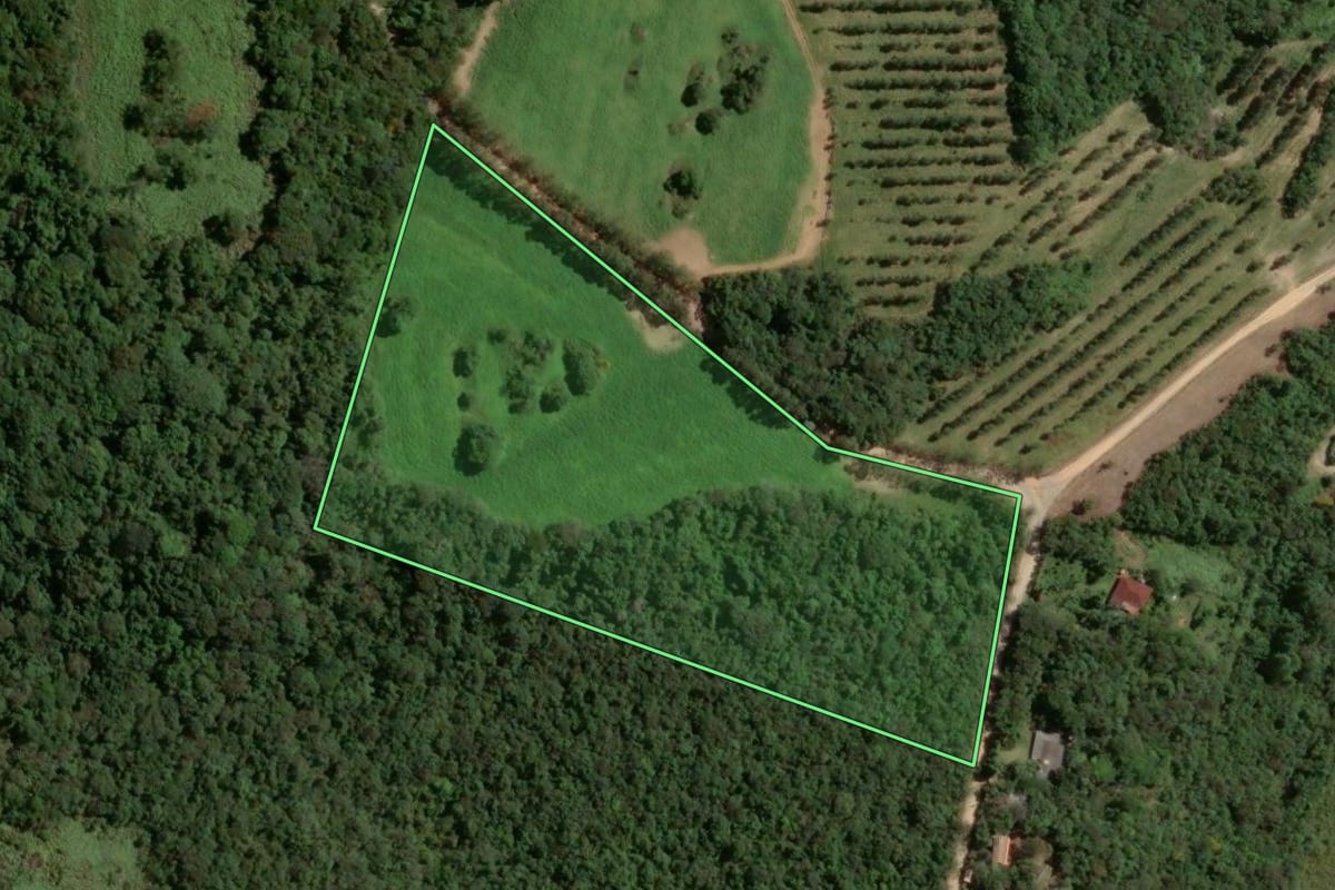 Imagem de satélite do imóvel rural em Piedade (SP), com o contorno declarado no CAR desenhado por cima.