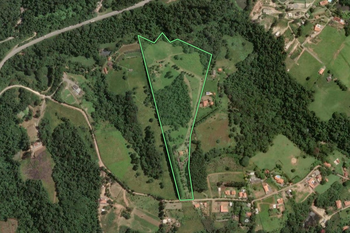 Imagem de satélite do imóvel rural em Piedade (SP), com o contorno declarado no CAR desenhado por cima.