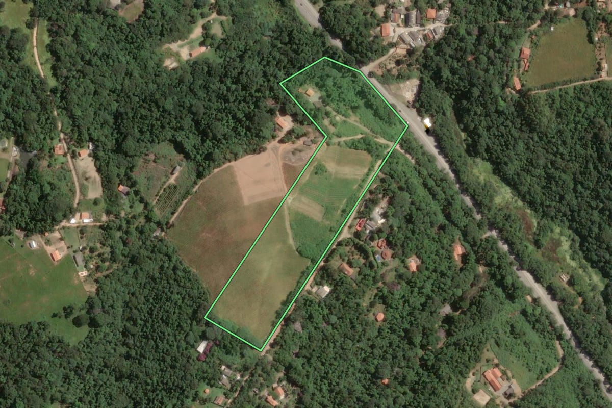 Imagem de satélite do imóvel rural em Piedade (SP), com o contorno declarado no CAR desenhado por cima.