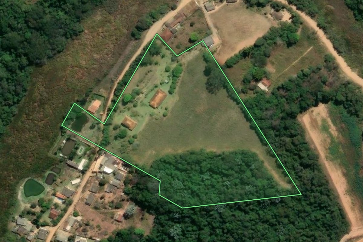 Imagem de satélite do imóvel rural em Piedade (SP), com o contorno declarado no CAR desenhado por cima.