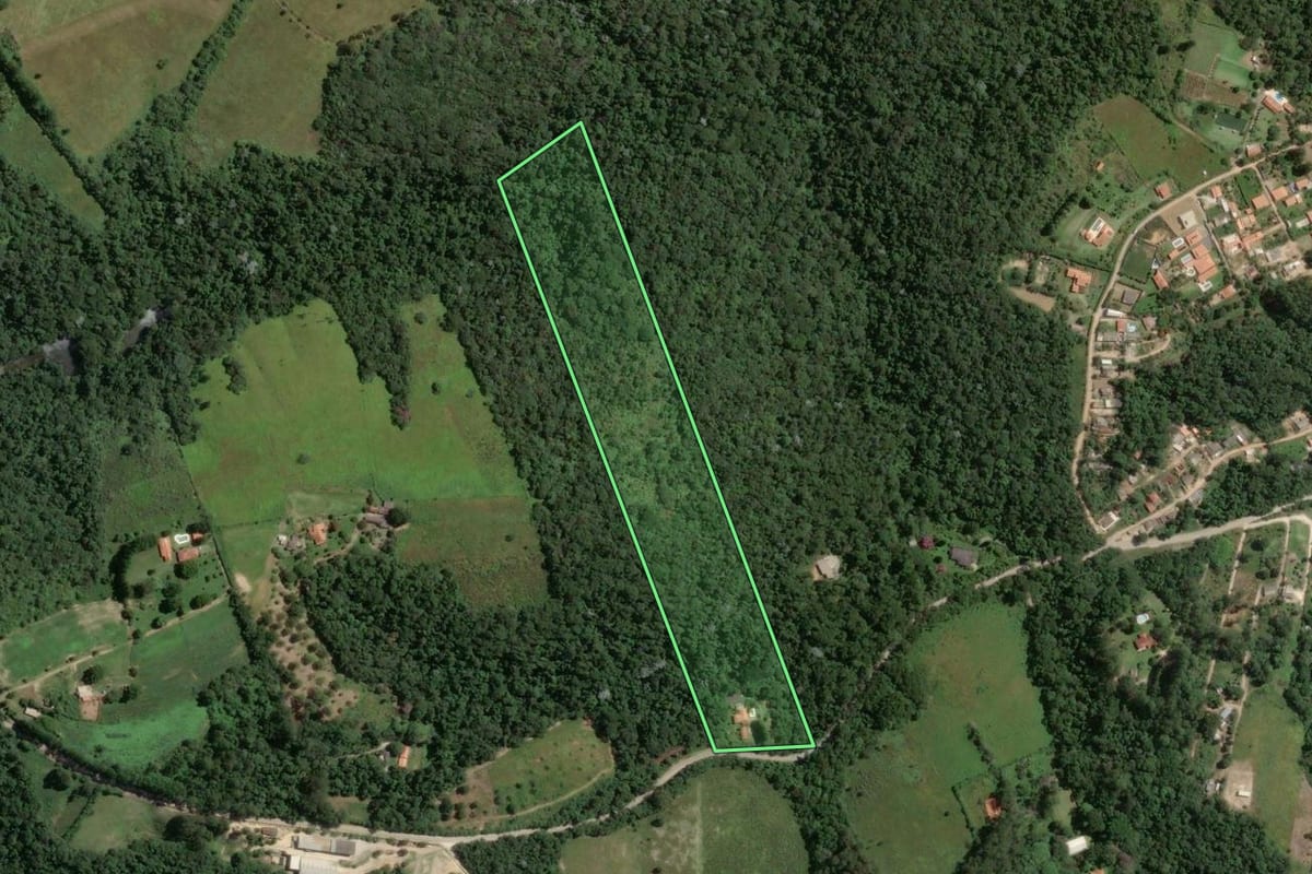 Imagem de satélite do imóvel rural em Piedade (SP), com o contorno declarado no CAR desenhado por cima.
