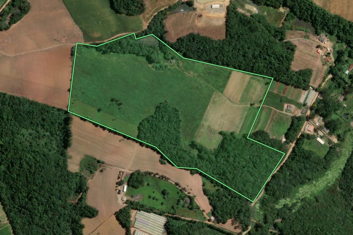 Imagem de satélite do imóvel rural em Piedade (SP), com o contorno declarado no CAR desenhado por cima.