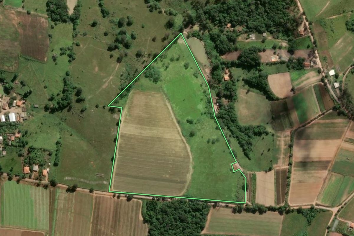 Imagem de satélite do imóvel rural em Piedade (SP), com o contorno declarado no CAR desenhado por cima.