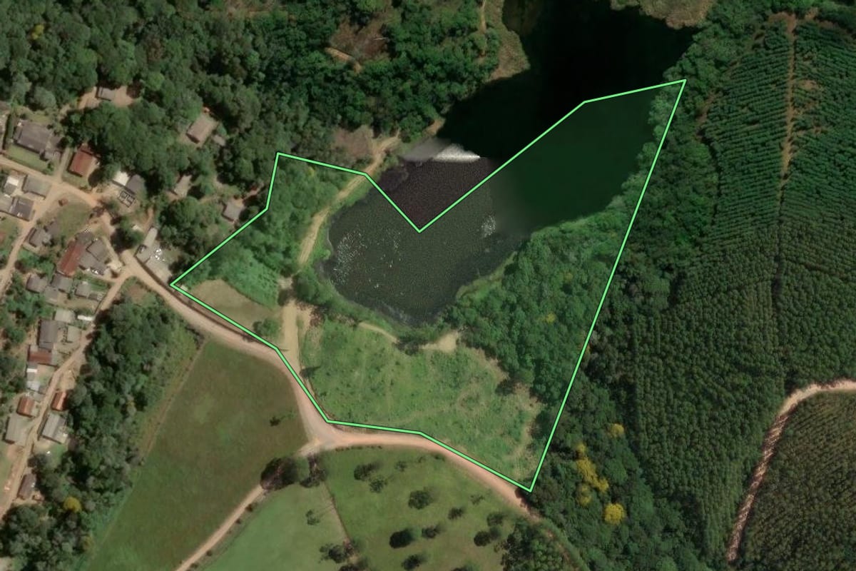Imagem de satélite do imóvel rural em Piedade (SP), com o contorno declarado no CAR desenhado por cima.