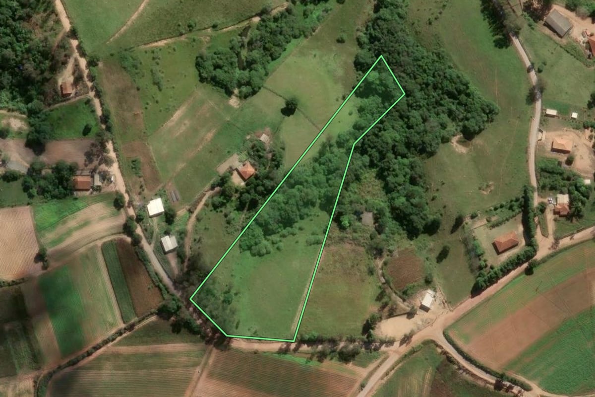 Imagem de satélite do imóvel rural em Piedade (SP), com o contorno declarado no CAR desenhado por cima.