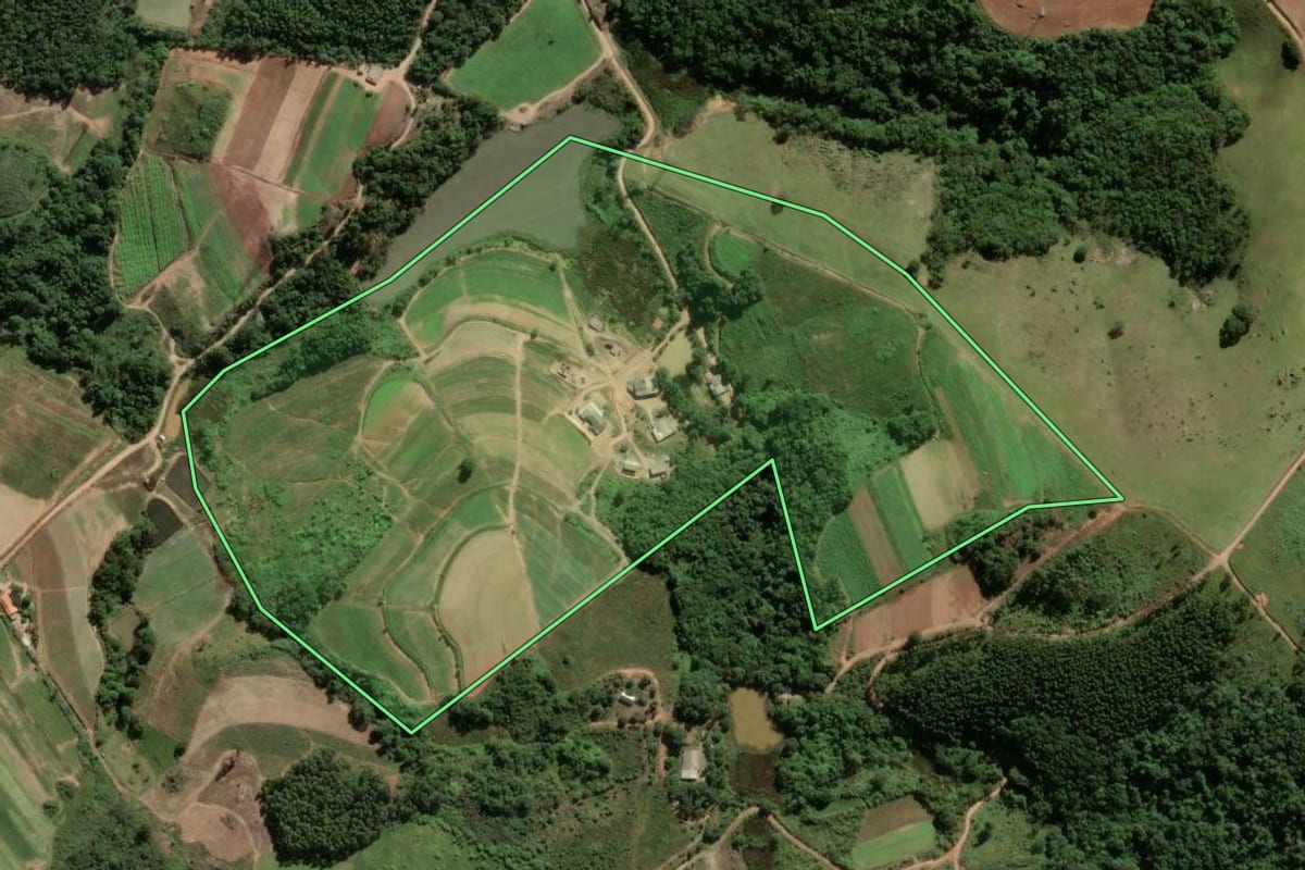 Imagem de satélite do imóvel rural em Piedade (SP), com o contorno declarado no CAR desenhado por cima.