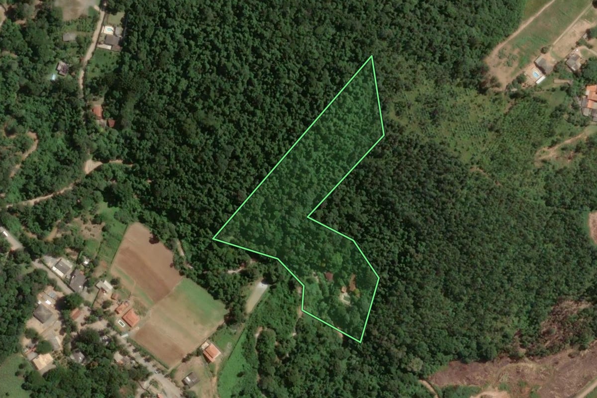 Imagem de satélite do imóvel rural em Piedade (SP), com o contorno declarado no CAR desenhado por cima.