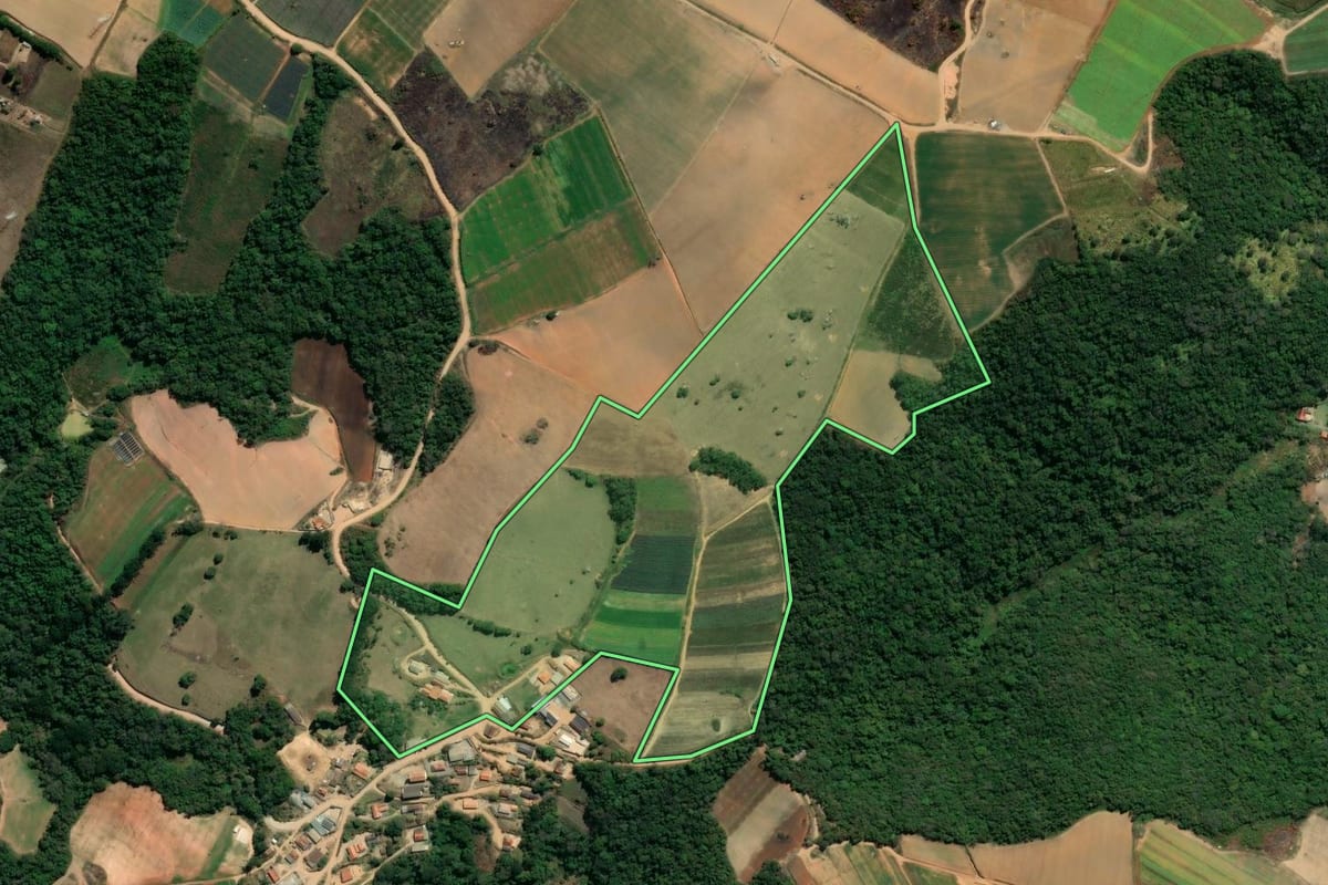 Imagem de satélite do imóvel rural em Piedade (SP), com o contorno declarado no CAR desenhado por cima.