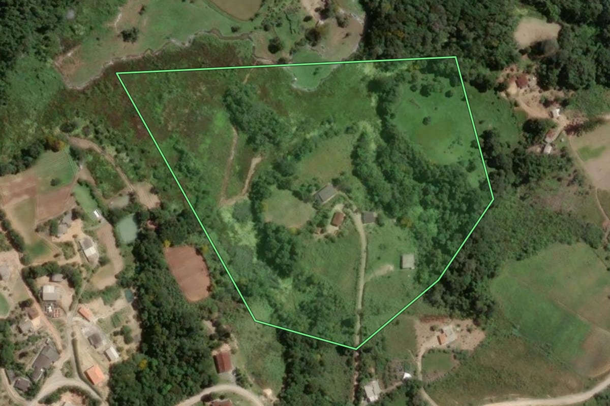 Imagem de satélite do imóvel rural em Piedade (SP), com o contorno declarado no CAR desenhado por cima.