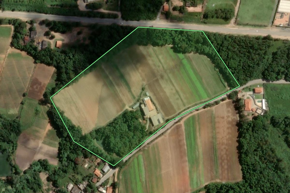 Imagem de satélite do imóvel rural em Piedade (SP), com o contorno declarado no CAR desenhado por cima.