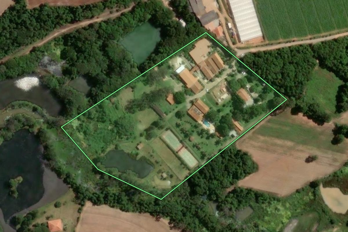 Imagem de satélite do imóvel rural em Piedade (SP), com o contorno declarado no CAR desenhado por cima.