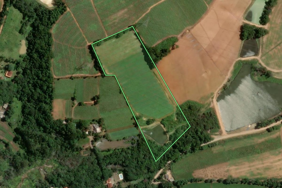 Imagem de satélite do imóvel rural em Piedade (SP), com o contorno declarado no CAR desenhado por cima.