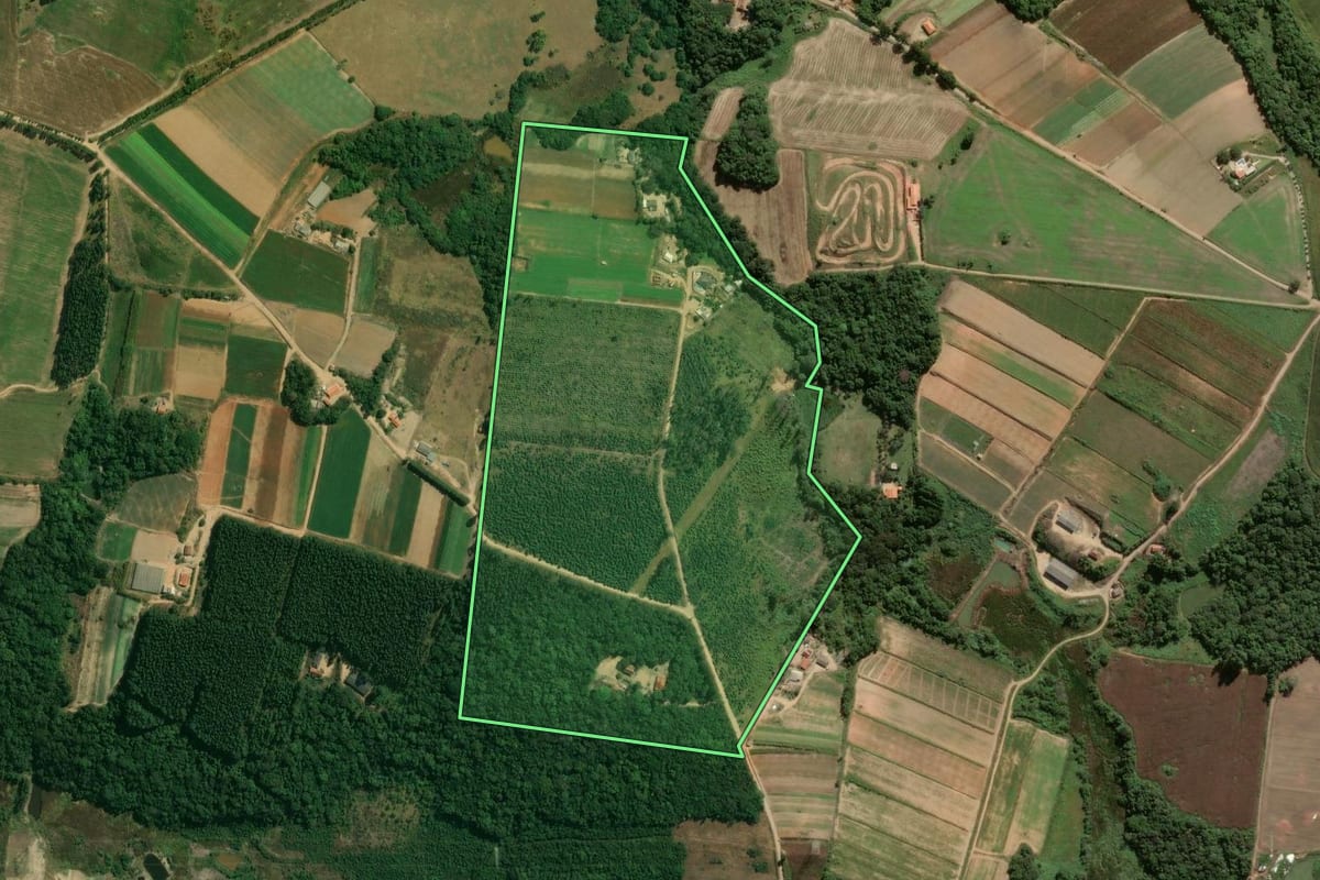 Imagem de satélite do imóvel rural em Piedade (SP), com o contorno declarado no CAR desenhado por cima.
