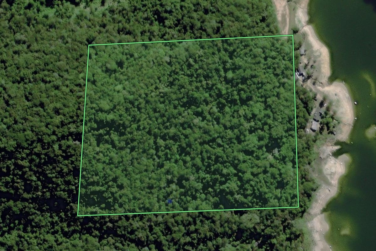 Imagem de satélite do imóvel rural em Piedade (SP), com o contorno declarado no CAR desenhado por cima.