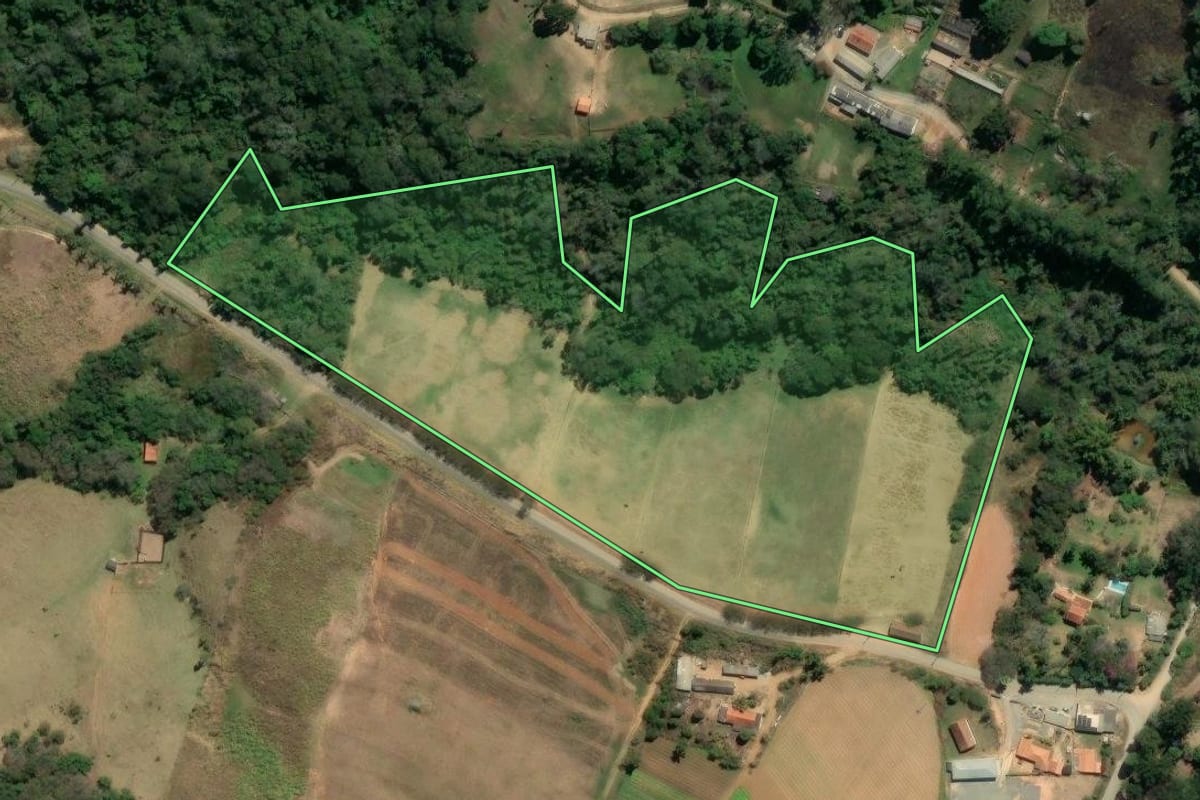 Imagem de satélite do imóvel rural em Piedade (SP), com o contorno declarado no CAR desenhado por cima.
