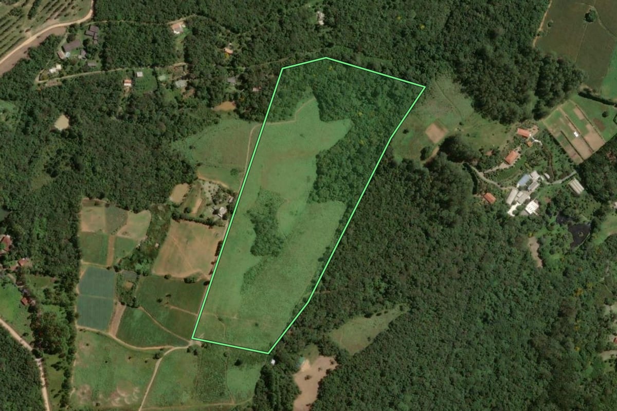 Imagem de satélite do imóvel rural em Piedade (SP), com o contorno declarado no CAR desenhado por cima.