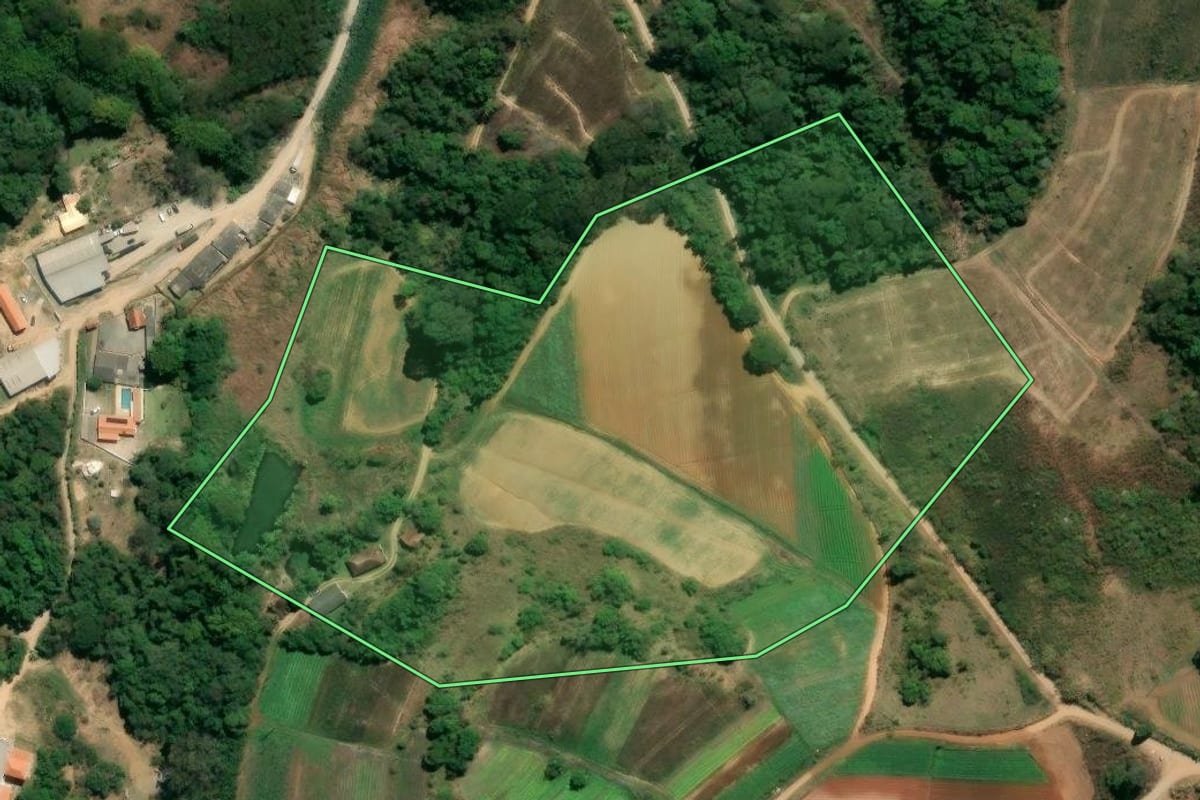 Imagem de satélite do imóvel rural em Piedade (SP), com o contorno declarado no CAR desenhado por cima.