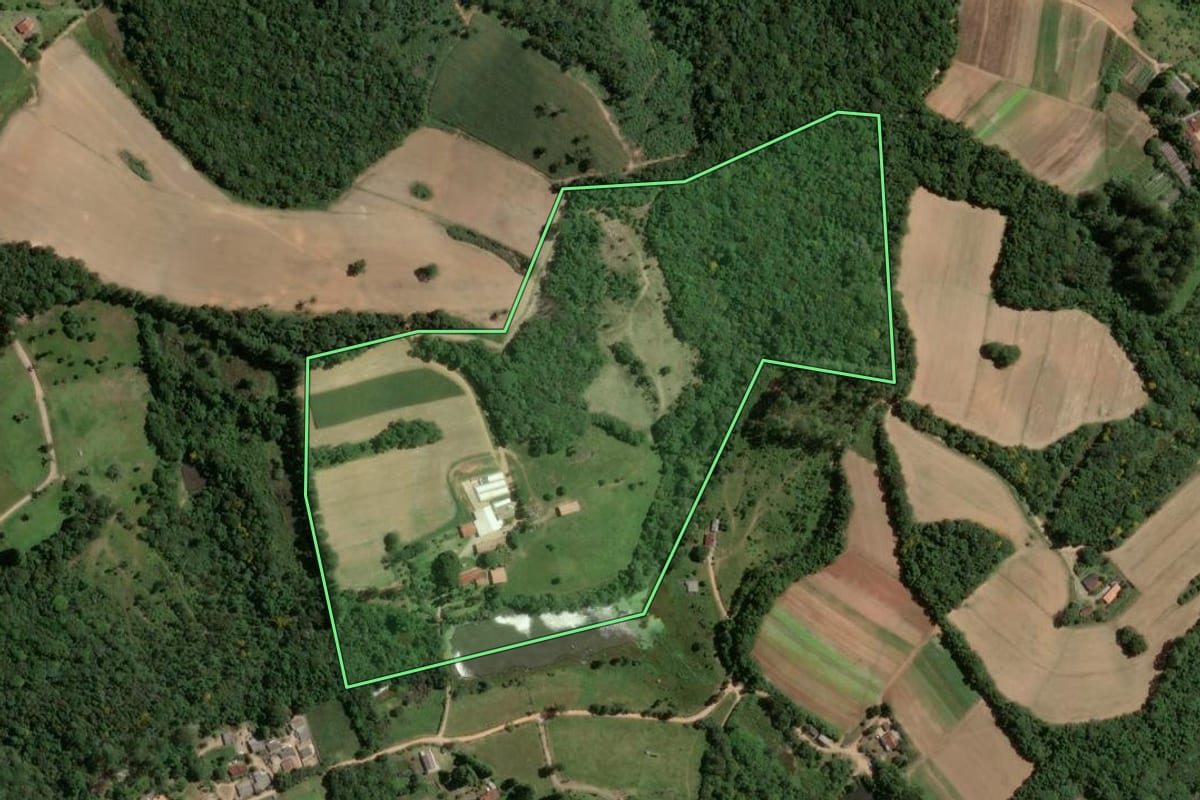 Imagem de satélite do imóvel rural em Piedade (SP), com o contorno declarado no CAR desenhado por cima.