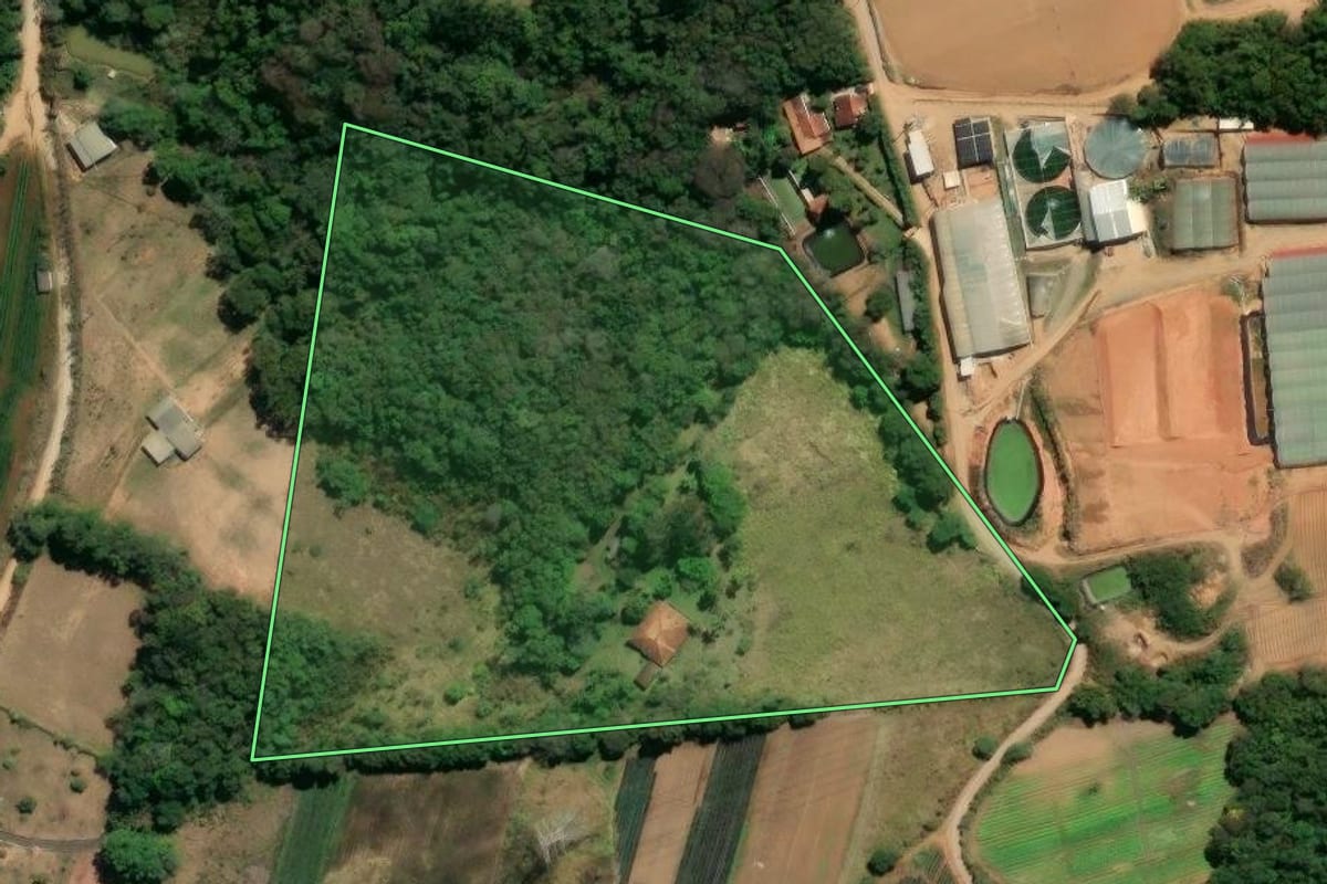 Imagem de satélite do imóvel rural em Piedade (SP), com o contorno declarado no CAR desenhado por cima.