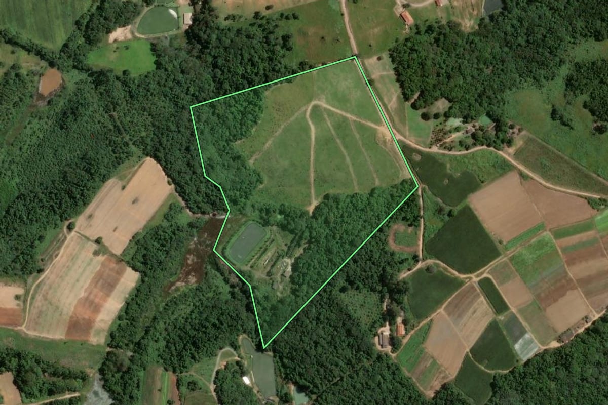 Imagem de satélite do imóvel rural em Piedade (SP), com o contorno declarado no CAR desenhado por cima.
