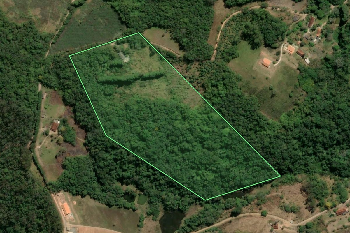 Imagem de satélite do imóvel rural em Piedade (SP), com o contorno declarado no CAR desenhado por cima.