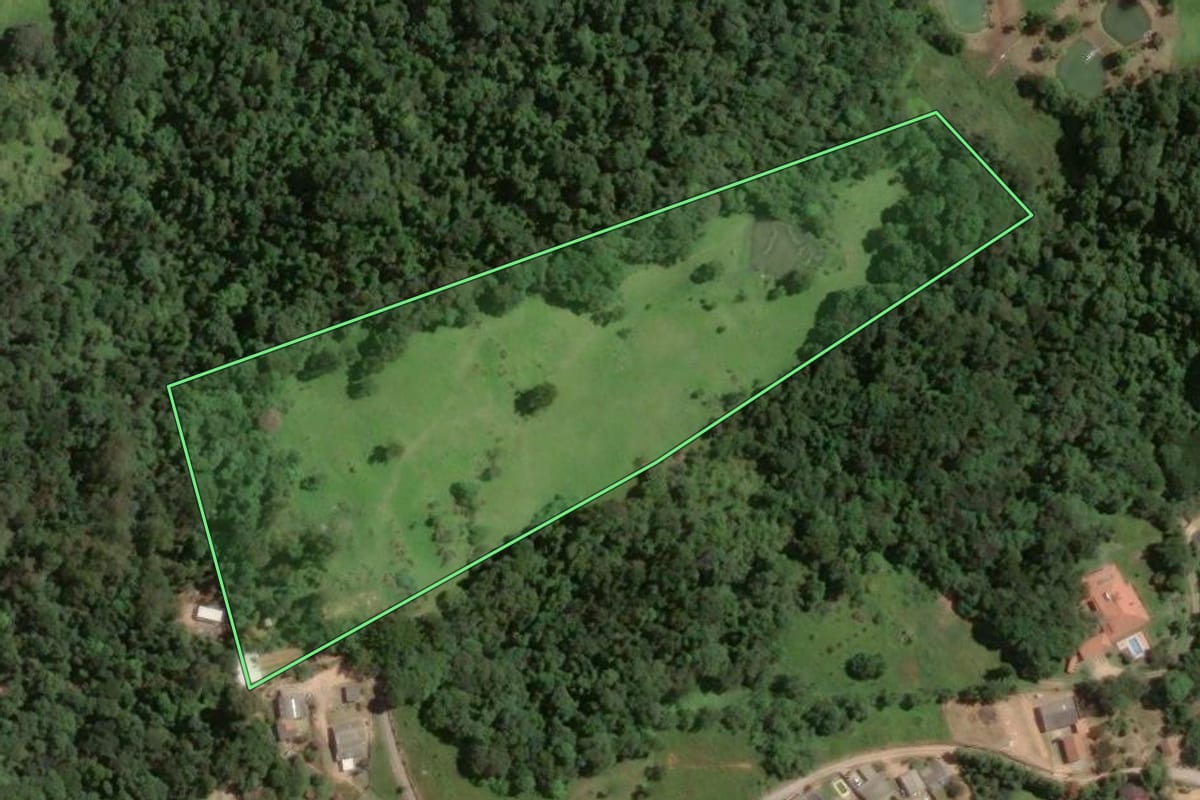 Imagem de satélite do imóvel rural em Piedade (SP), com o contorno declarado no CAR desenhado por cima.