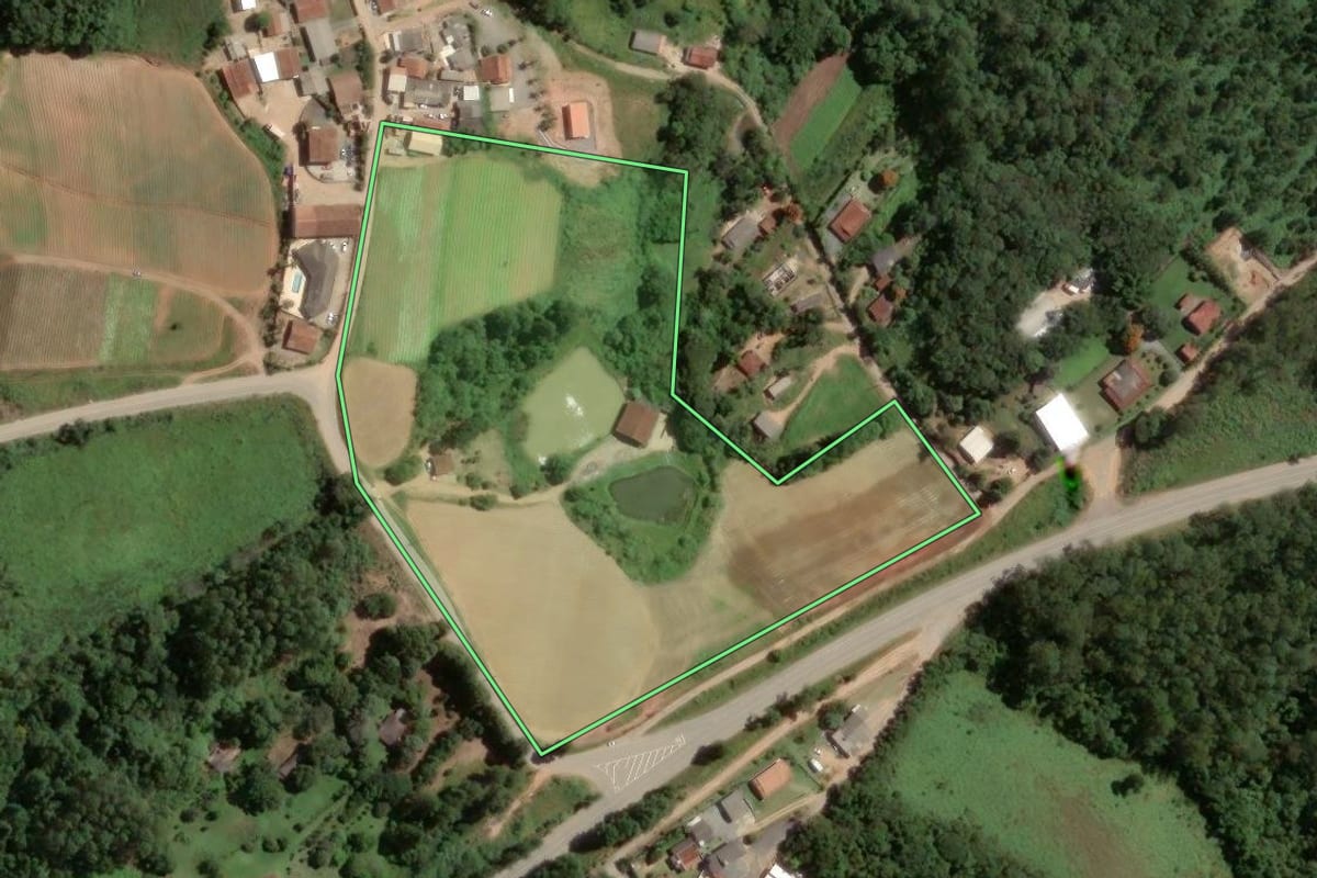 Imagem de satélite do imóvel rural em Piedade (SP), com o contorno declarado no CAR desenhado por cima.
