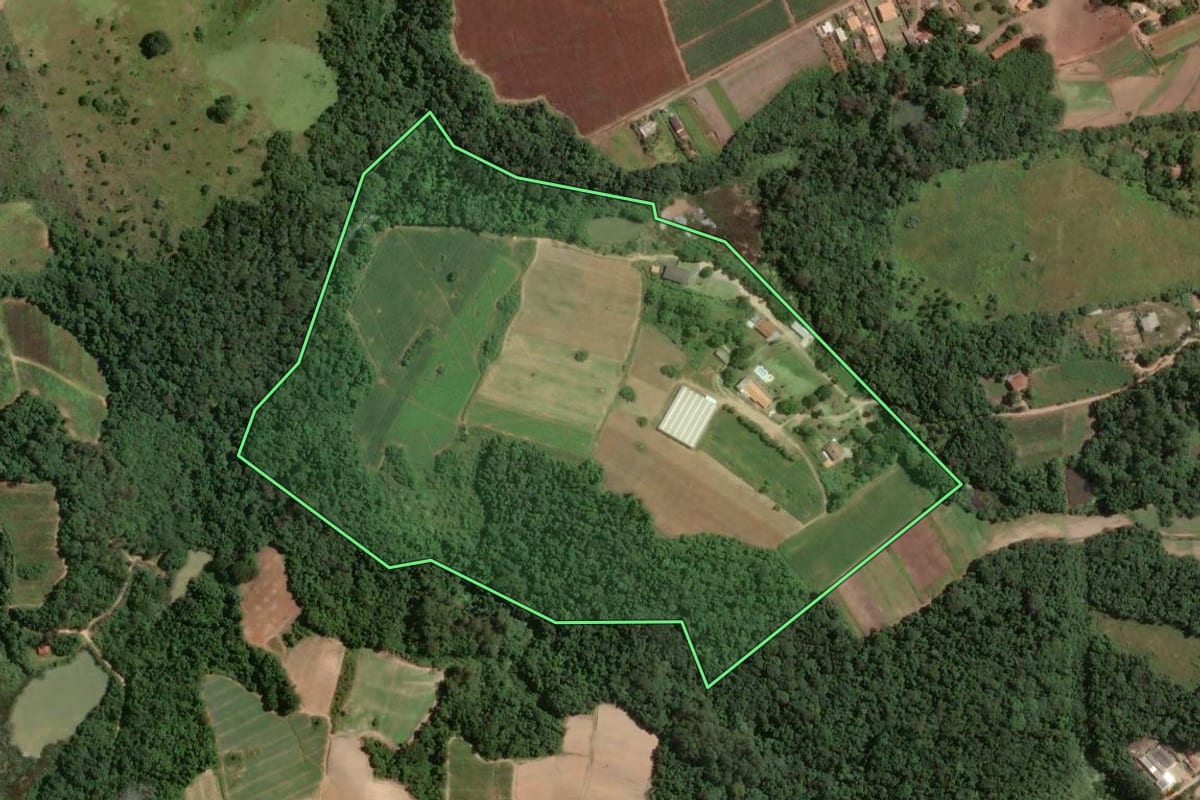 Imagem de satélite do imóvel rural em Piedade (SP), com o contorno declarado no CAR desenhado por cima.
