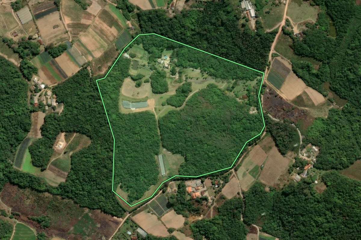 Imagem de satélite do imóvel rural em Piedade (SP), com o contorno declarado no CAR desenhado por cima.