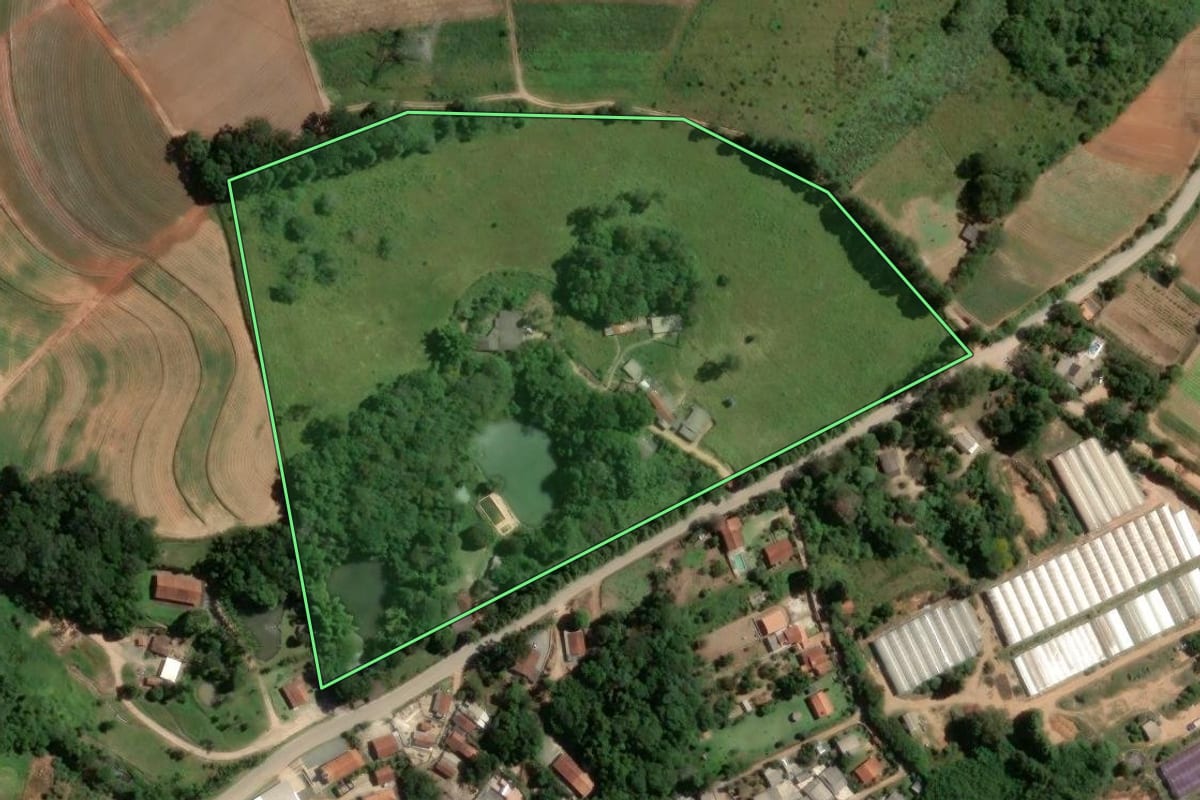 Imagem de satélite do imóvel rural em Piedade (SP), com o contorno declarado no CAR desenhado por cima.