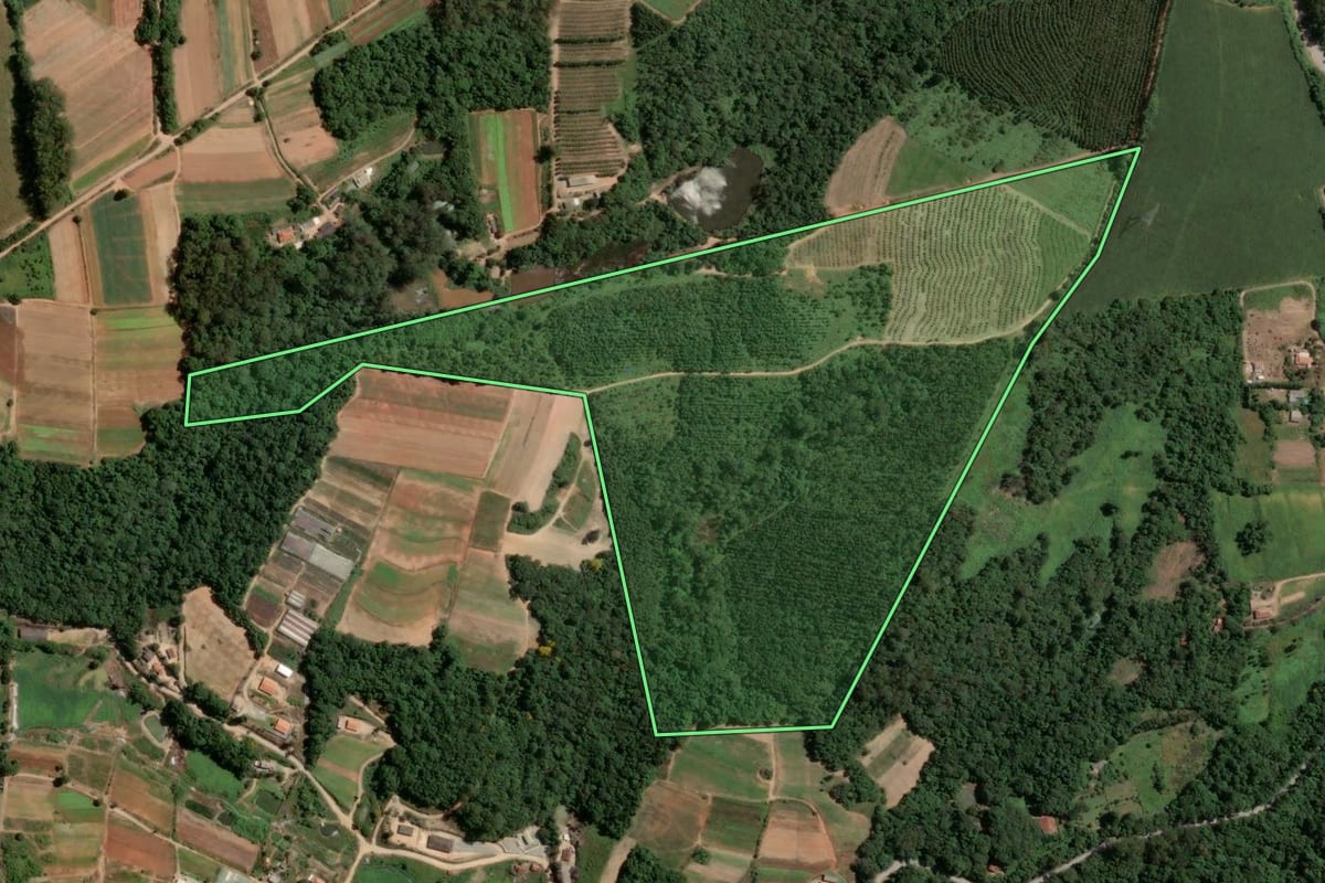 Imagem de satélite do imóvel rural em Piedade (SP), com o contorno declarado no CAR desenhado por cima.